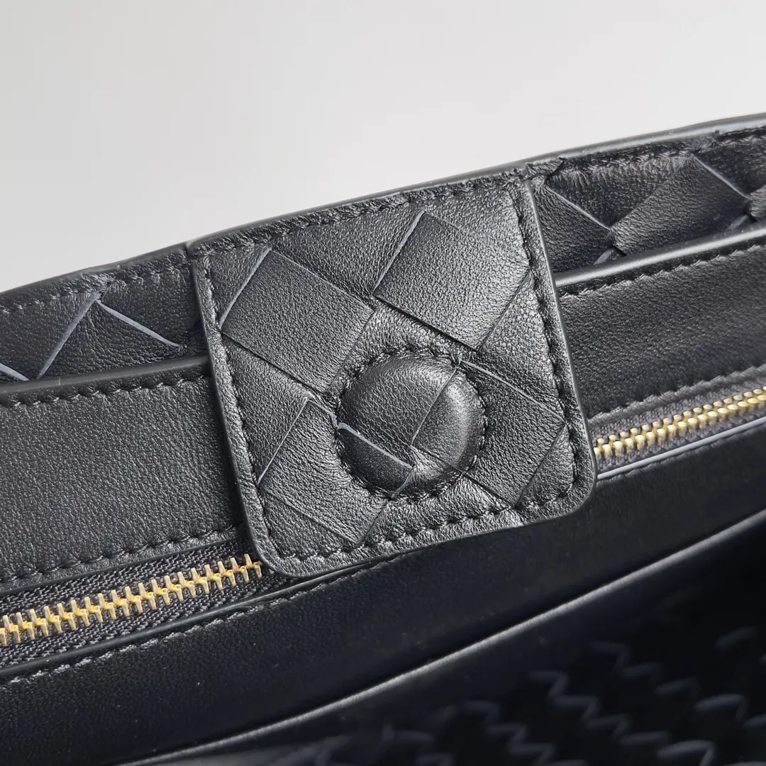 The 2023 new Andiamo batch of 1860 BV has been shipped‼ ️Really popular🔥The new Andiamo woven handbag launched by Bottega Veneta this season is really popular all over the world! ! Celebrities at home and abroad have worn it, and Oscar-winning actress Michelle Yeoh has taken it out on the street. Song Jia, Trai Yara, Yu Feihong, Sanji Ayaka, Rosie Hunting-Whiteley, Yoshioka Riho, etc. have all picked up this bag. It is classic and versatile, showing off its temperament, and the bag capacity is also large, which is very convenient for daily commuting! ! A variety of carrying methods, the shoulder straps can be adjusted by yourself, the original lambskin feels soft and delicate, and the neutral style is made to break gender boundaries and bring a more practical and longer-lasting use experience. Andiamo, which has both elegant and casual styles, perfectly interprets the true appearance of "fashionable old money style". Style number: 743568 Size: 25*22*10.5cm